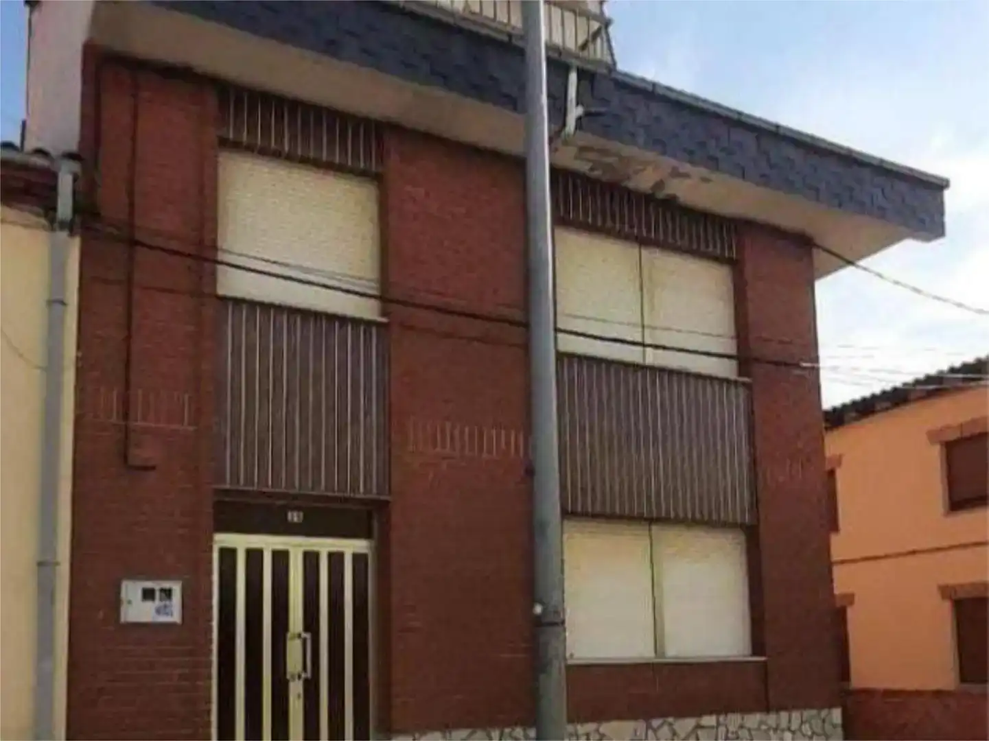 Vista exterior de Casa adosada en venda en Camarzana de Tera amb Jardí privat, Traster i Moblat