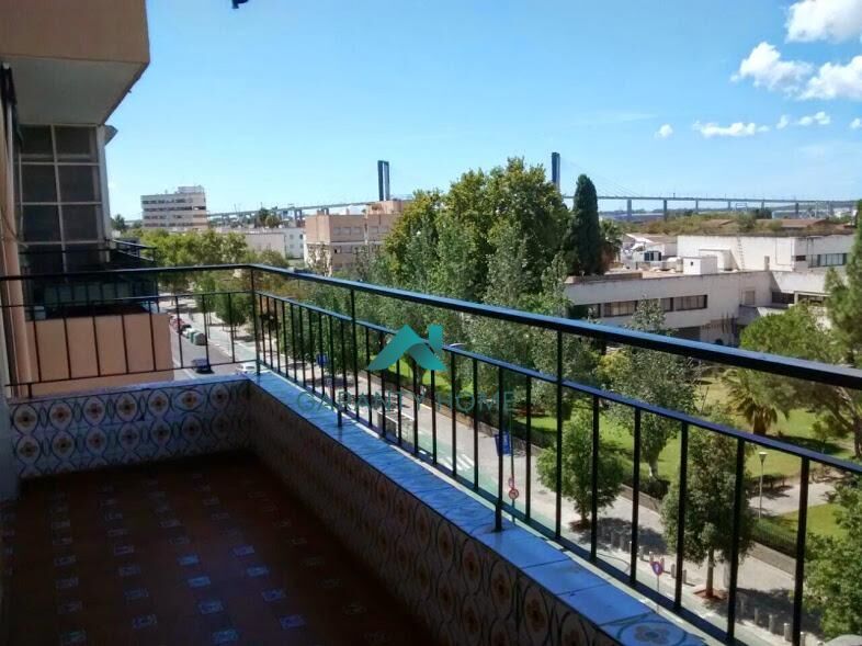Vista exterior de Pis de lloguer en  Sevilla Capital amb Calefacció i Terrassa