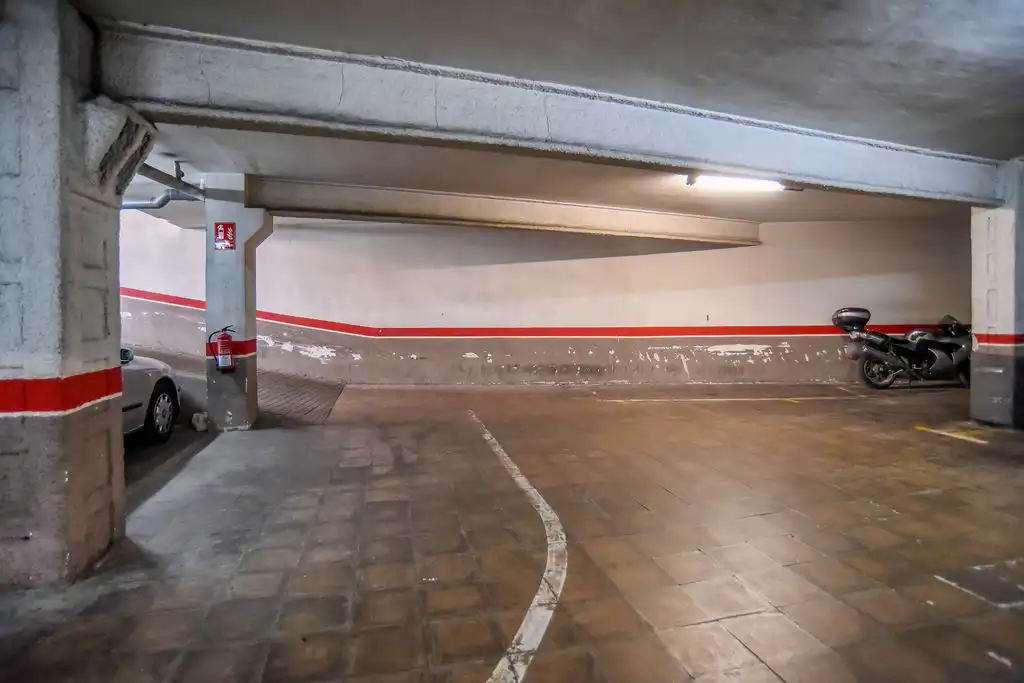 Aparcament de Garatge en venda en Centre - Sant Oleguer