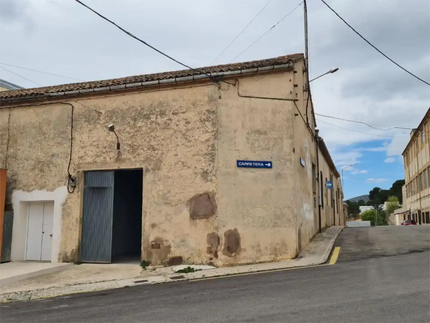 Außenansicht von Fabrikhallen zur Miete in Bocairent