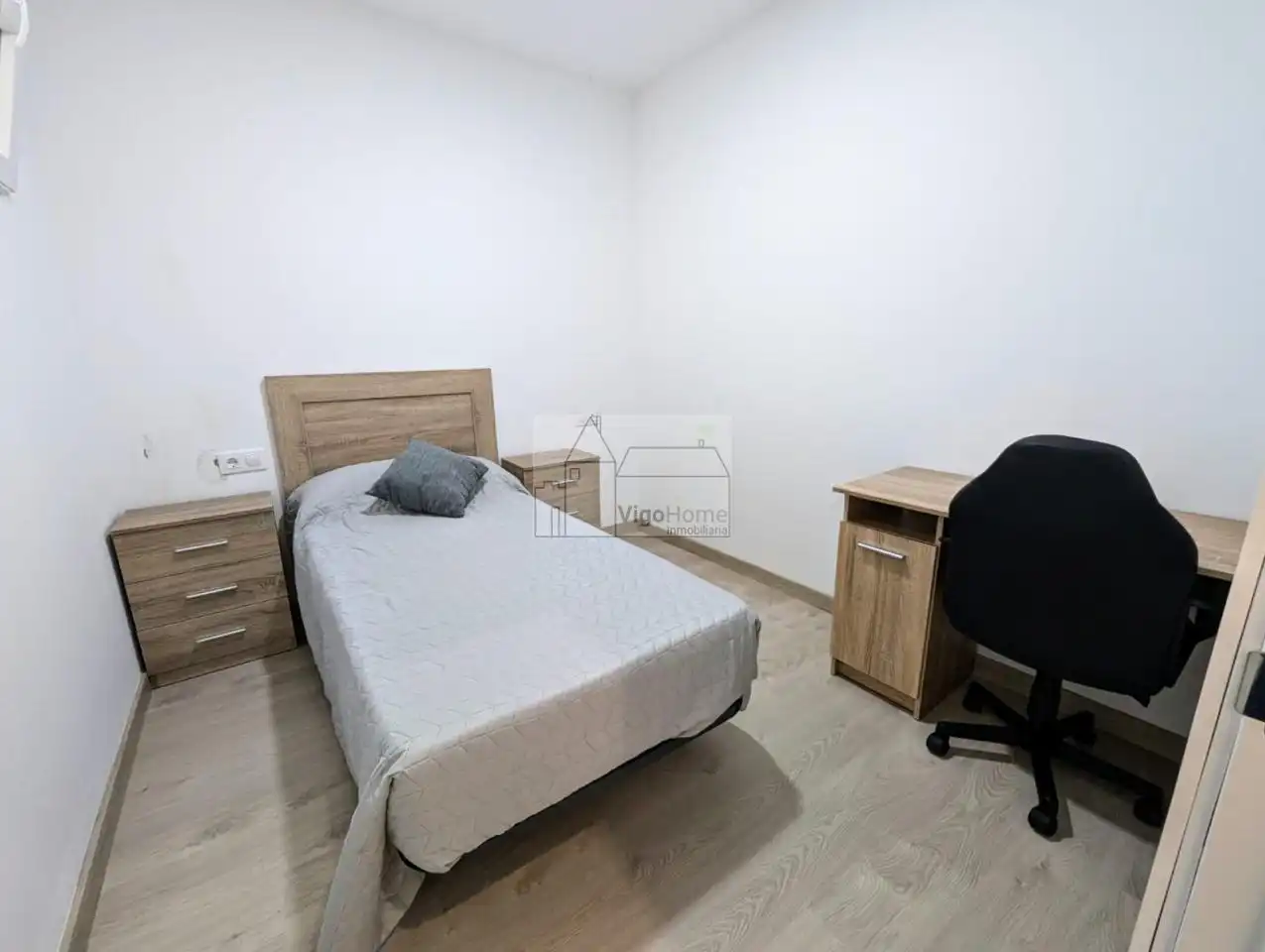 Bedroom of Flat for rent in Vigo   with Heating, Terrace and Storage room