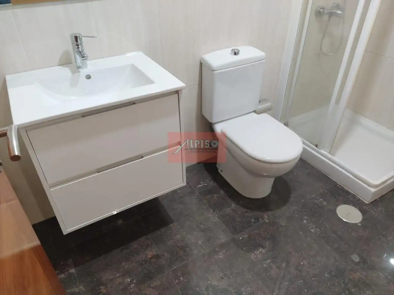 Bathroom of Apartments for rent in Ourense Capital   with Heating, Parquet flooring and Terrace
