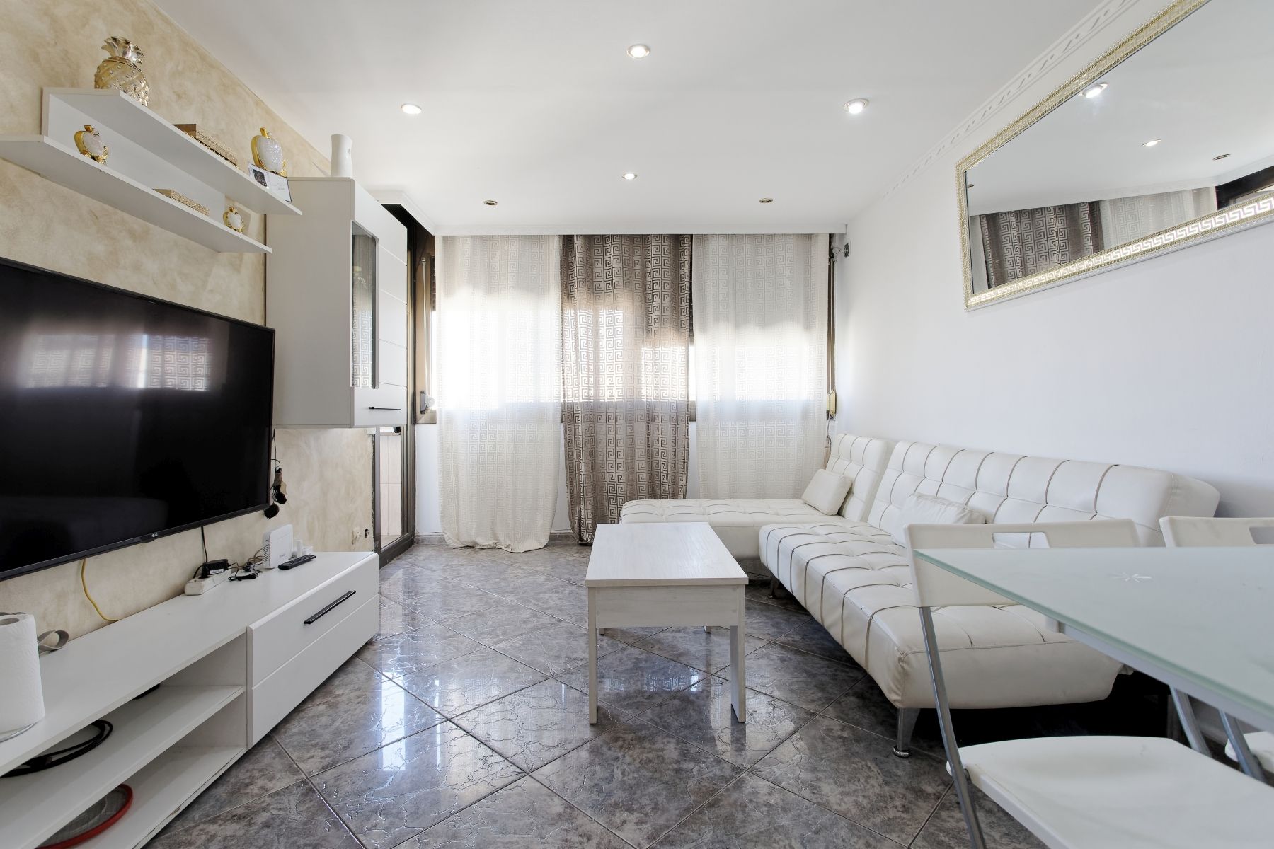 Living room of Flat for sale in Sant Adrià de Besòs  with Air Conditioner, Terrace and Furnished