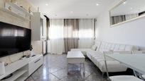 Sala d'estar de Pis en venda en Sant Adrià de Besòs amb Aire condicionat, Terrassa i Moblat