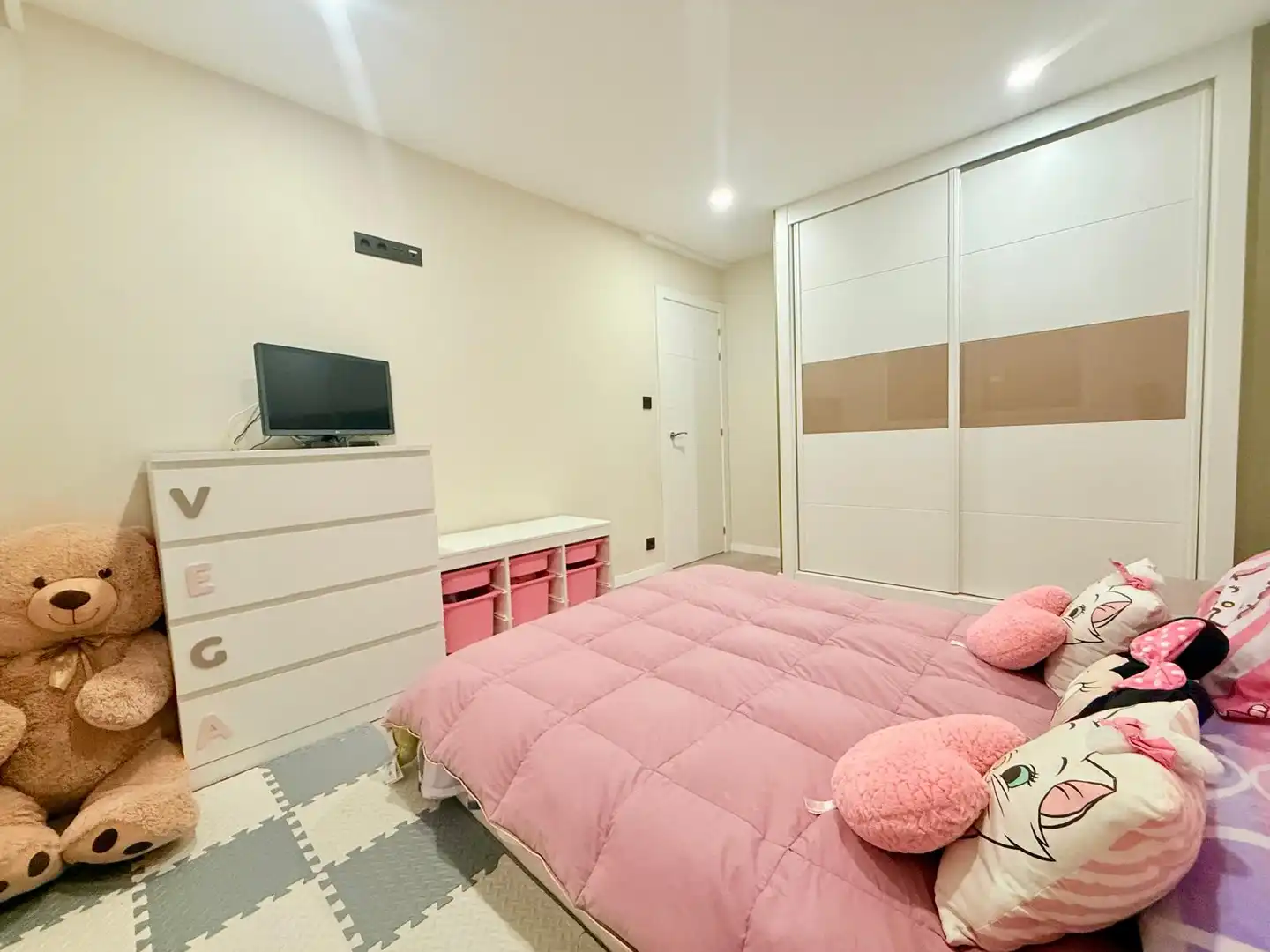 Habitación de Piso en venta en Vigo  con Calefacción, Trastero y Amueblado