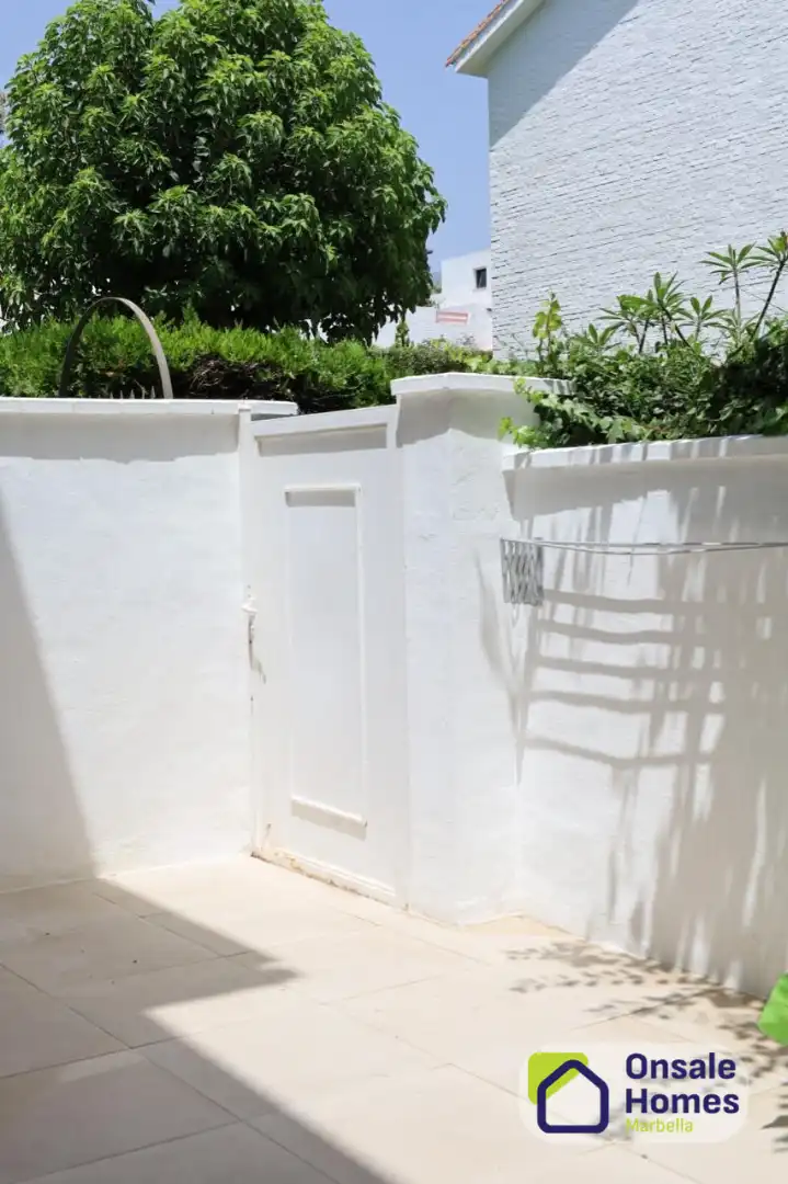 Jardí de Planta baixa en venda en Marbella amb Terrassa, Moblat i Piscina comunitària