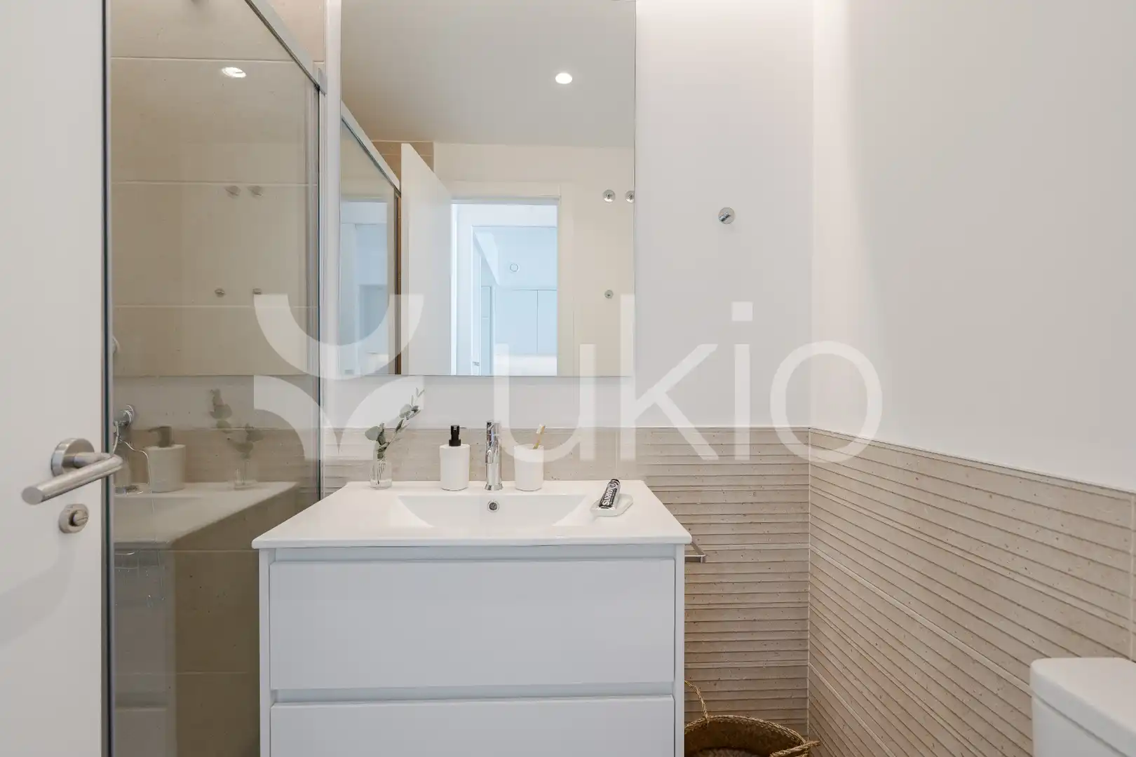 Bany de Apartament de lloguer en Madrid amb Aire condicionat, Calefacció i Moblat