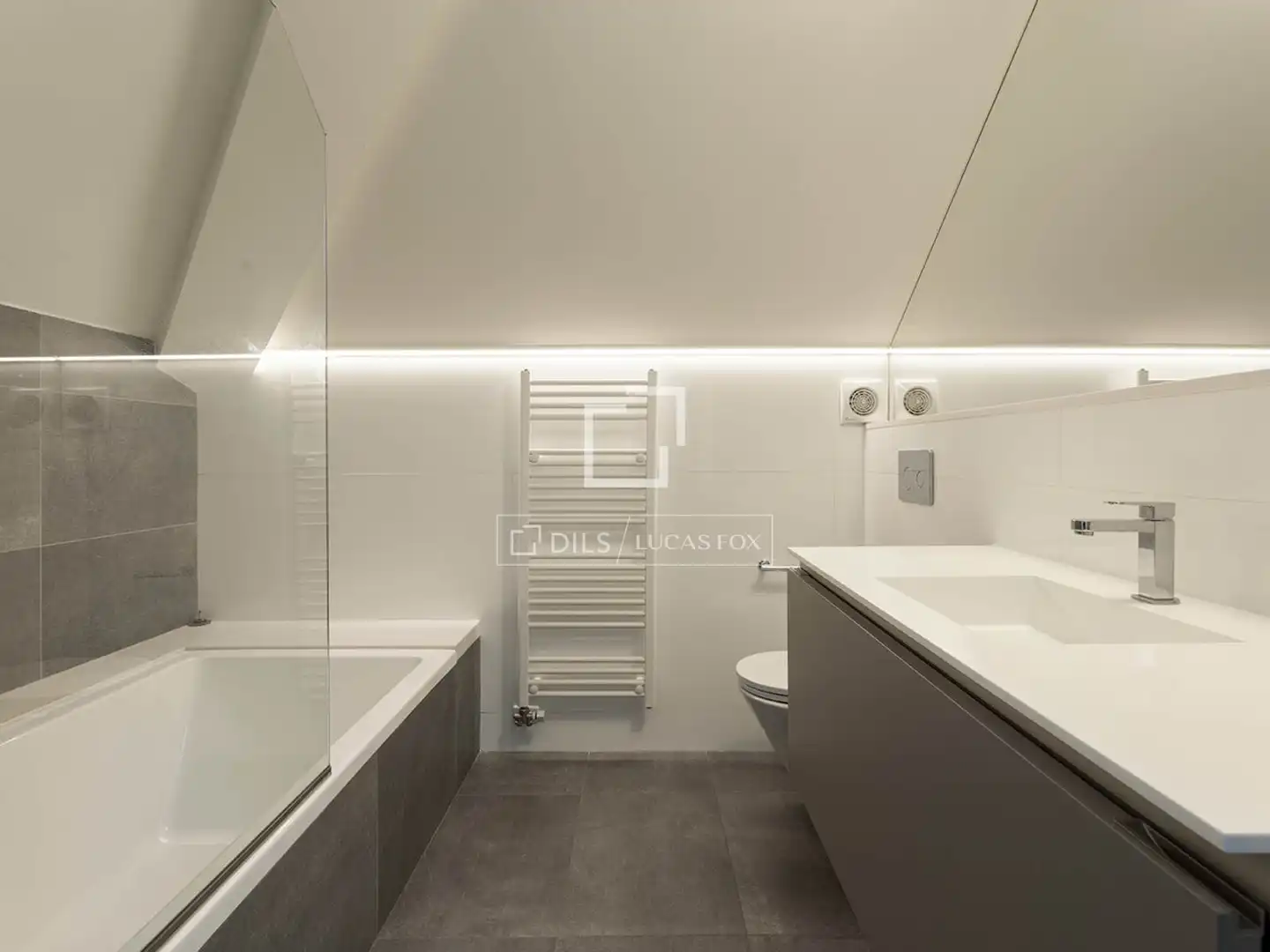 Badezimmer von Wohnung zum Verkauf in Barcelona mit Klimaanlage und Terrasse