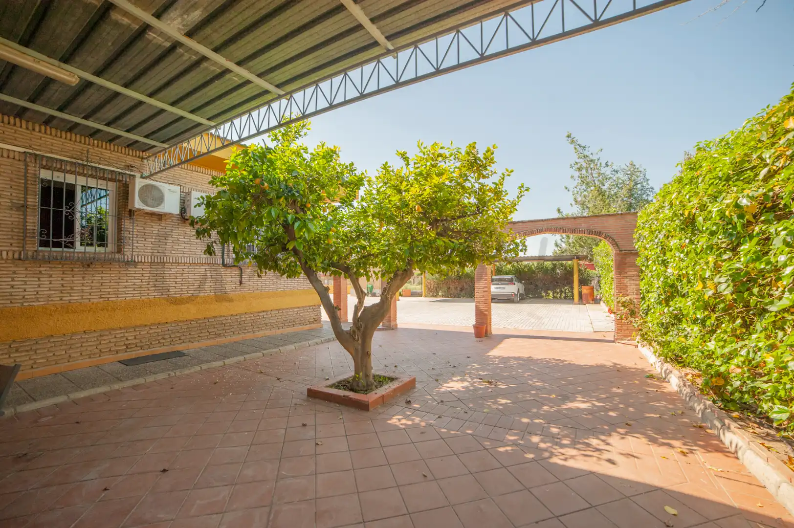 Terrassa de Casa o xalet en venda en La Rinconada amb Aire condicionat, Jardí privat i Piscina