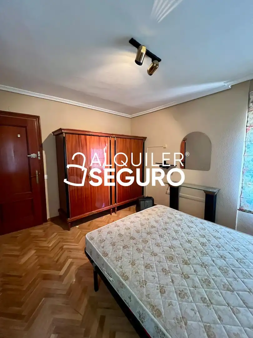 Schlafzimmer von Wohnung zur Miete in Madrid mit Heizung und Möbliert