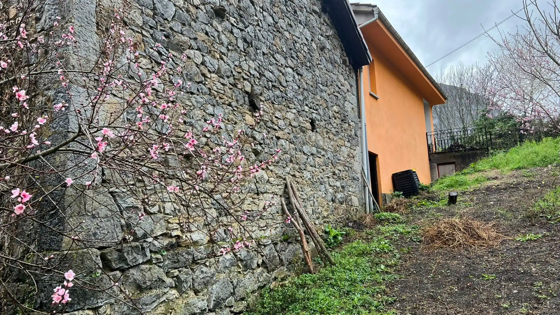 Vista exterior de Casa o xalet en venda en Oseja de Sajambre amb Calefacció