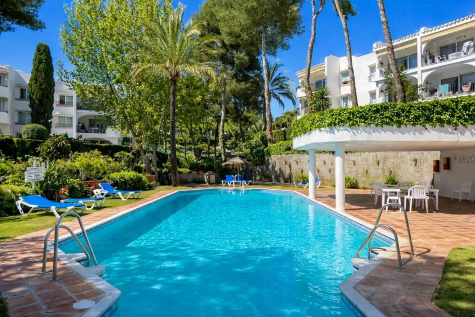 Schwimmbecken von Wohnung zum Verkauf in Mijas mit Klimaanlage, Privatgarten und Terrasse
