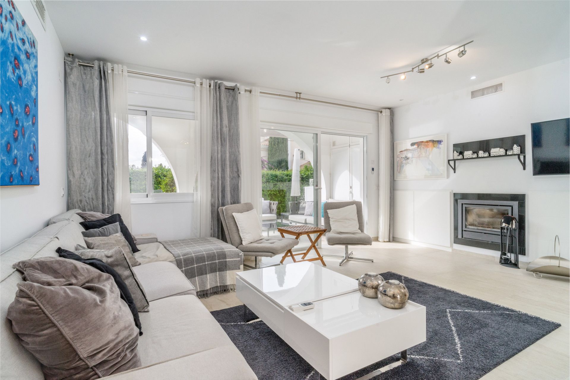 Sala d'estar de Casa adosada en venda en Marbella amb Aire condicionat, Terrassa i Piscina