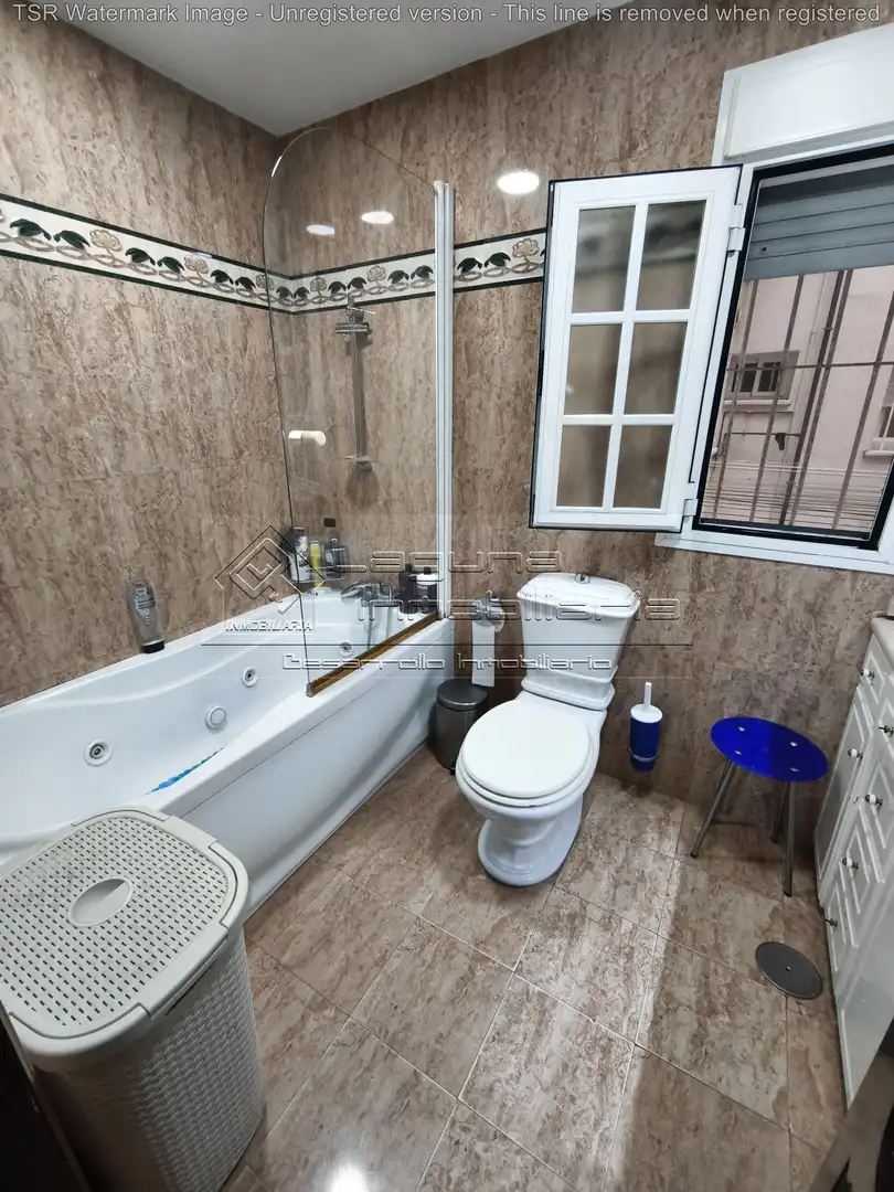 Baño de Piso en venta en Cádiz con Aire acondicionado, Terraza y Piscina comunitaria