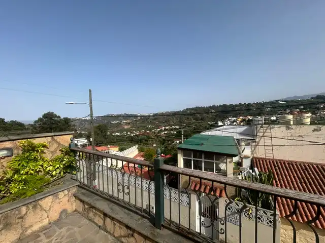 Vista exterior de Casa adosada en venda en Arucas amb Jardí privat, Terrassa i Traster