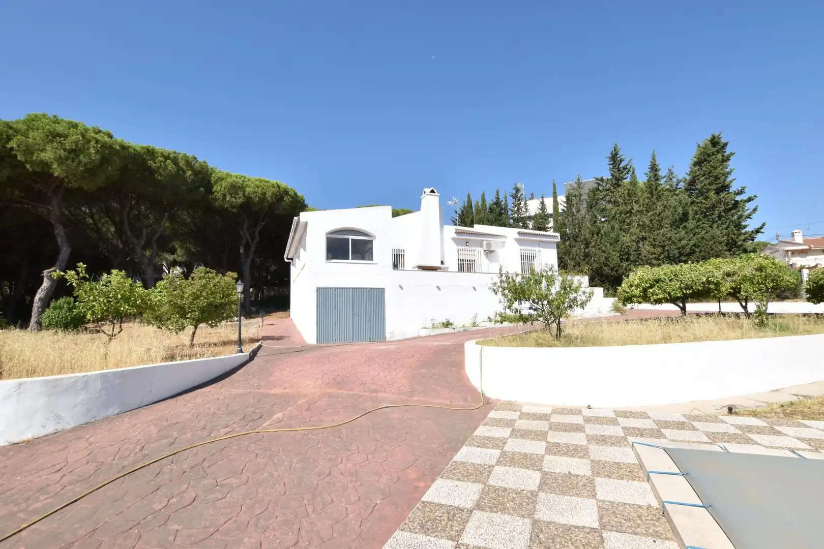 Vista exterior de Casa o xalet en venda en Alhaurín de la Torre amb Jardí privat, Terrassa i Piscina comunitària