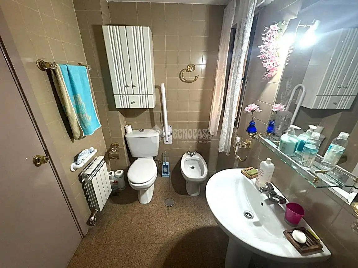 Bathroom of Flat for sale in Madrid