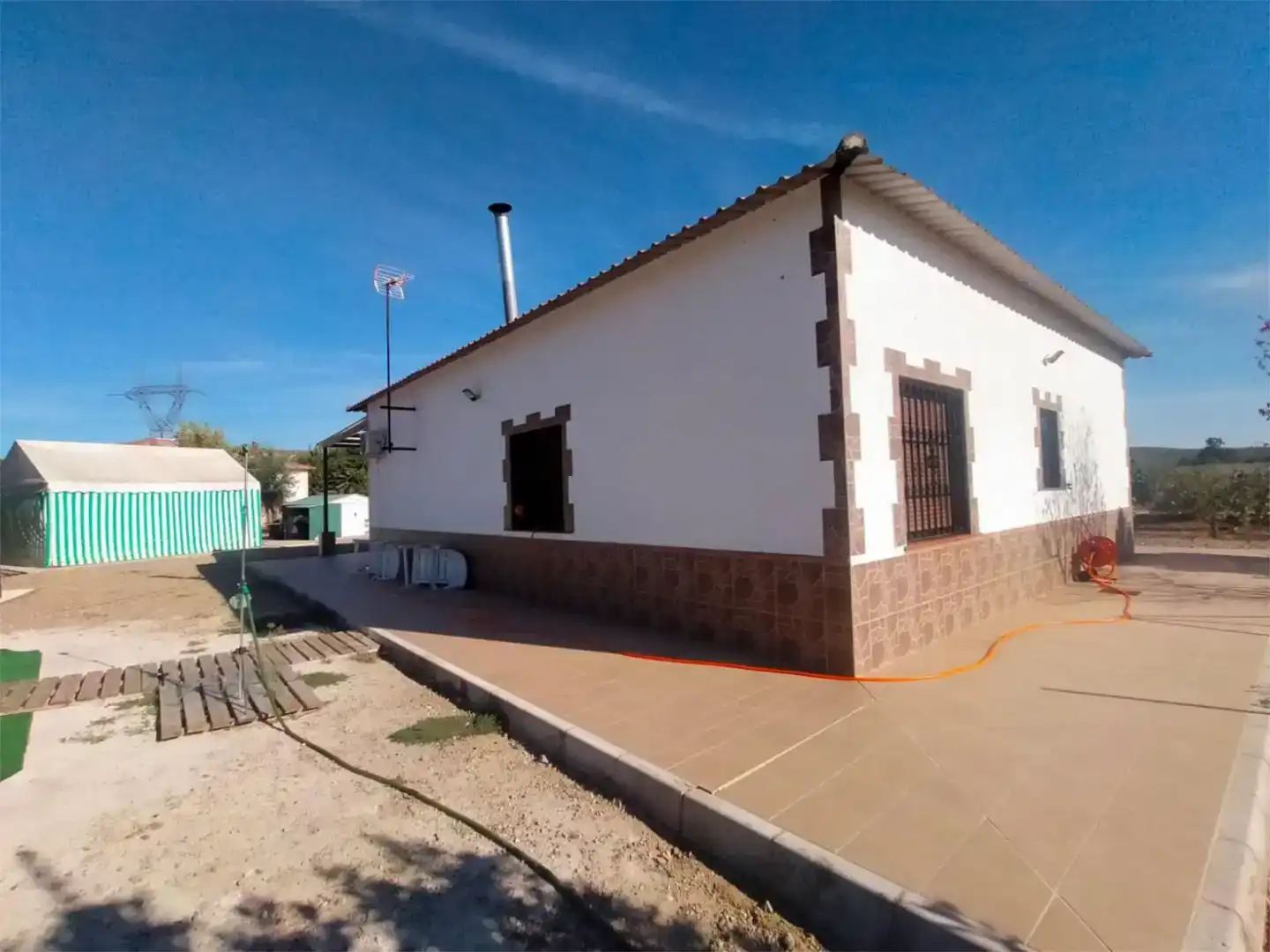 Vista exterior de Finca rústica en venda en Marmolejo amb Aire condicionat i Piscina