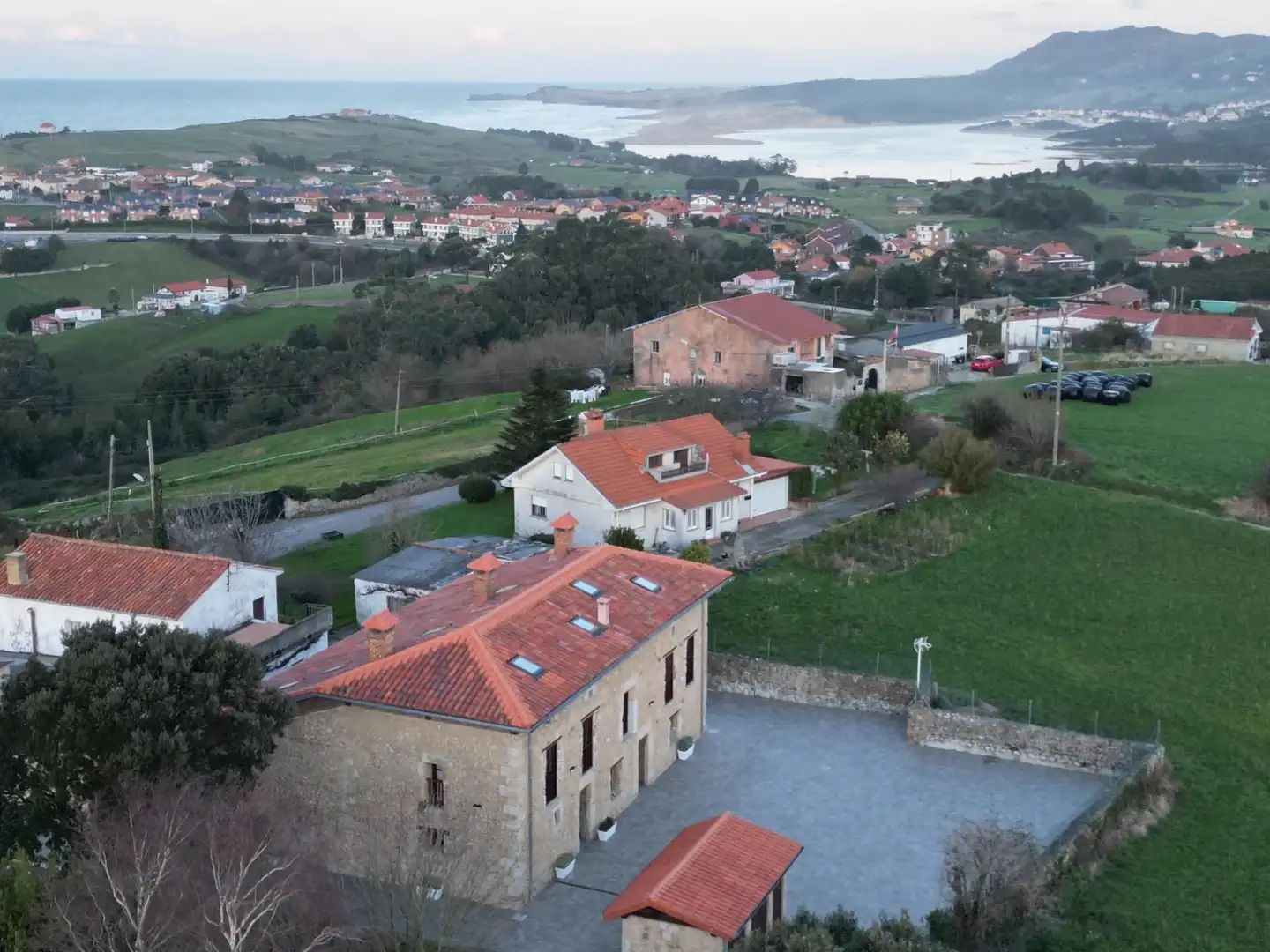 Außenansicht von Maisonette zur Miete in Miengo mit Heizung, Privatgarten und Terrasse