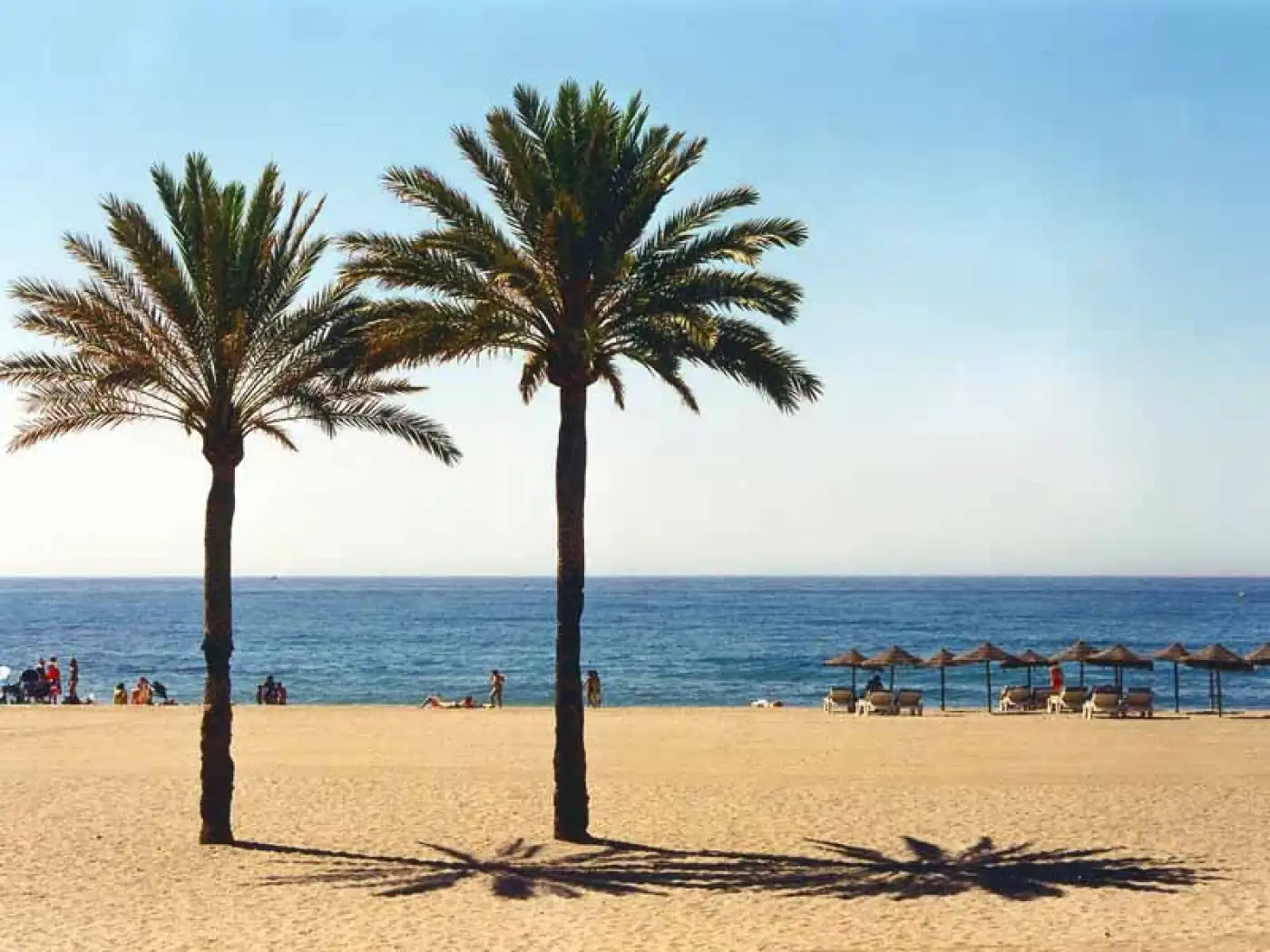 Vista exterior de Àtic en venda en Estepona amb Terrassa, Piscina i Piscina comunitària