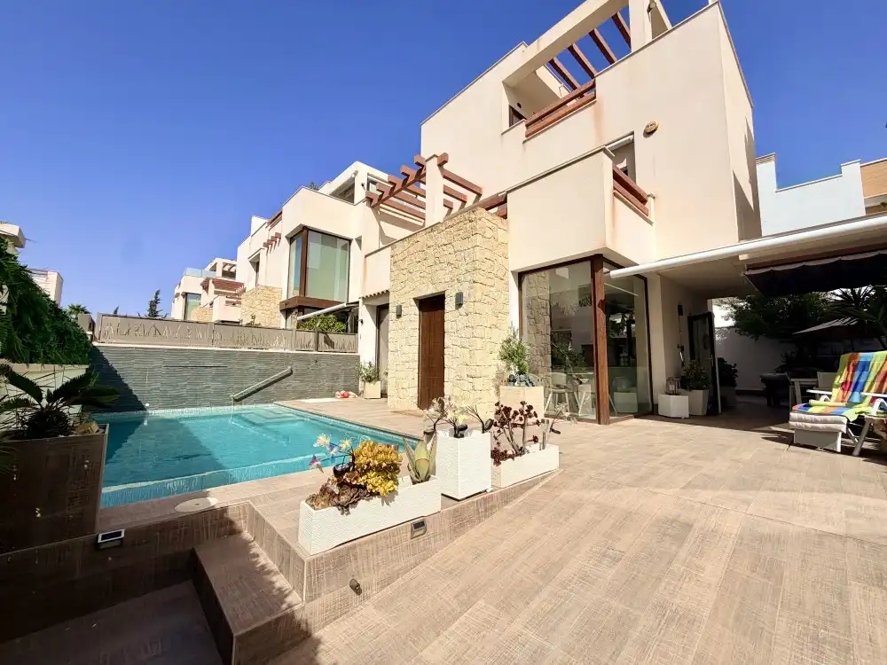 Vista exterior de Casa o xalet en venda en Rojales amb Aire condicionat, Calefacció i Jardí privat