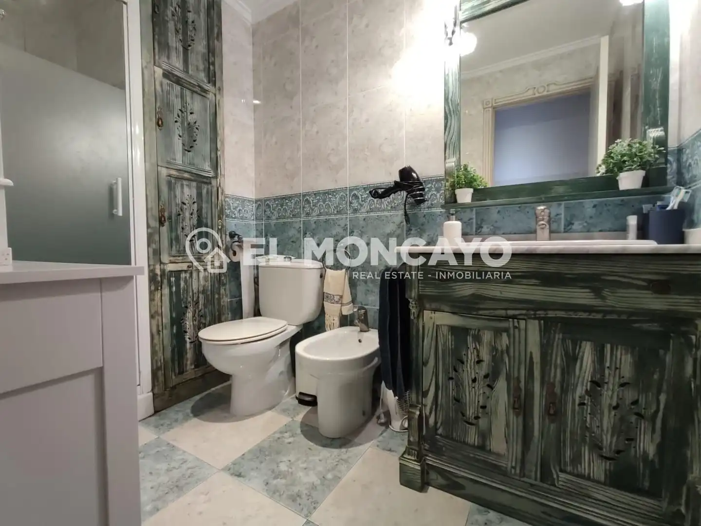 Bathroom of Apartments for sale in Dolores  with Air Conditioner, Heating and Storage room