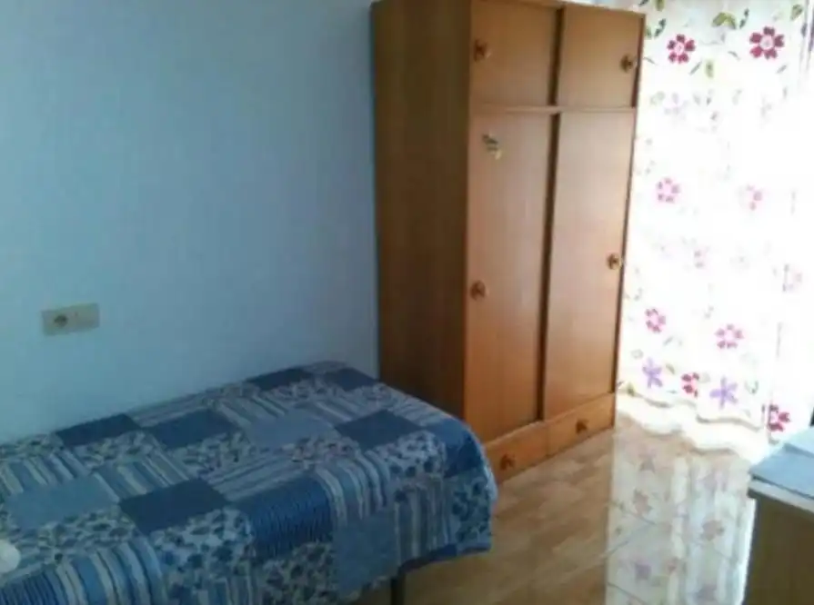 Habitación de Piso de alquiler en Granada con Amueblado y Balcón
