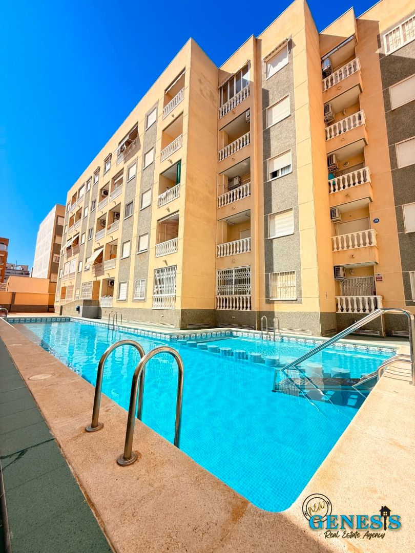Piscina de Apartament en venda en Torrevieja amb Aire condicionat, Terrassa i Moblat