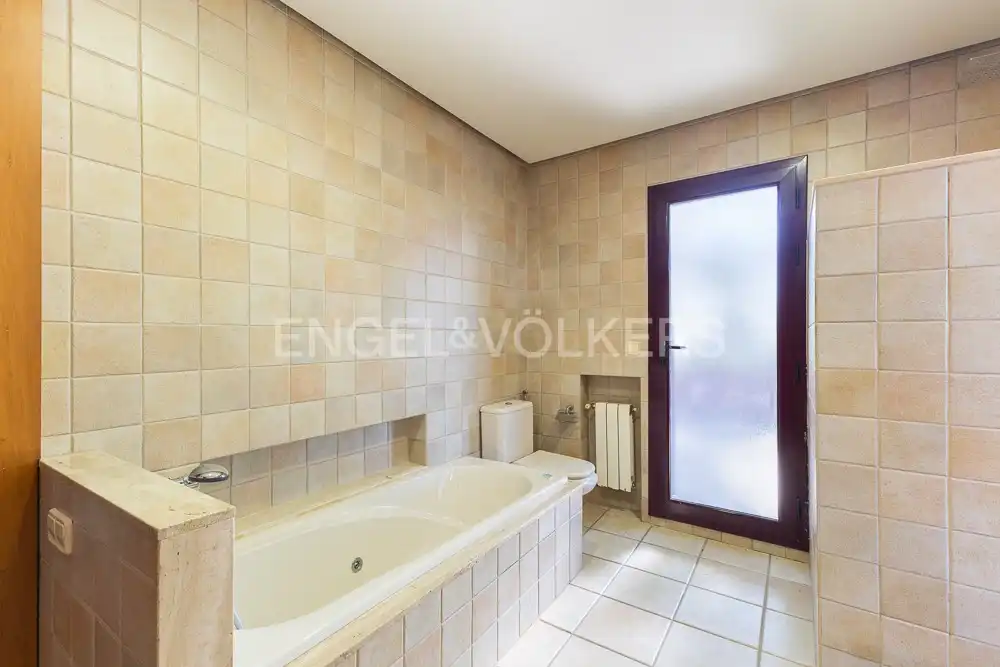 Bathroom of Houses for sale in La Pobla de Vallbona  with Air Conditioner, Heating and Private garden