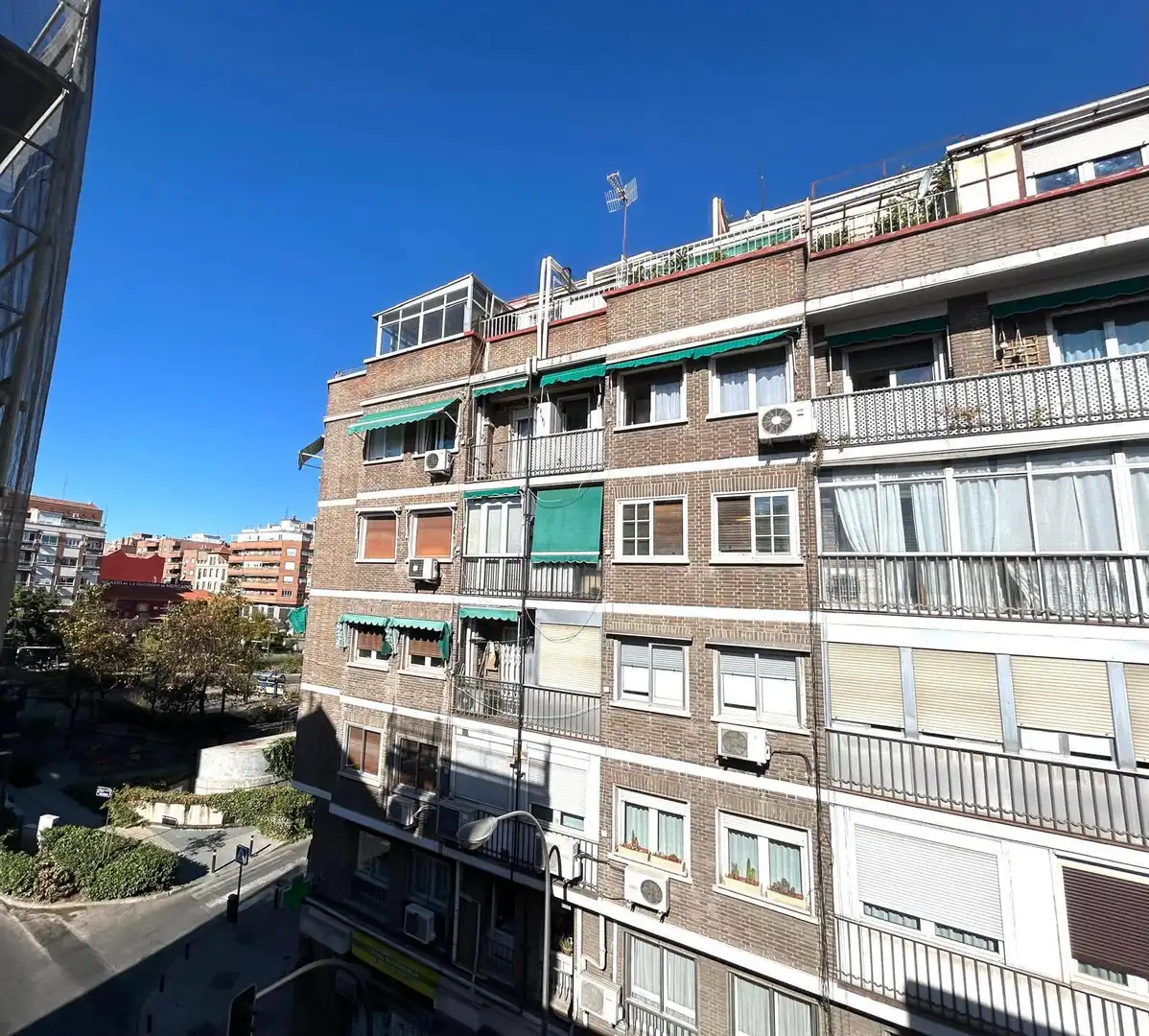 Außenansicht von Wohnung zum Verkauf in Madrid mit Klimaanlage, Heizung und Terrasse
