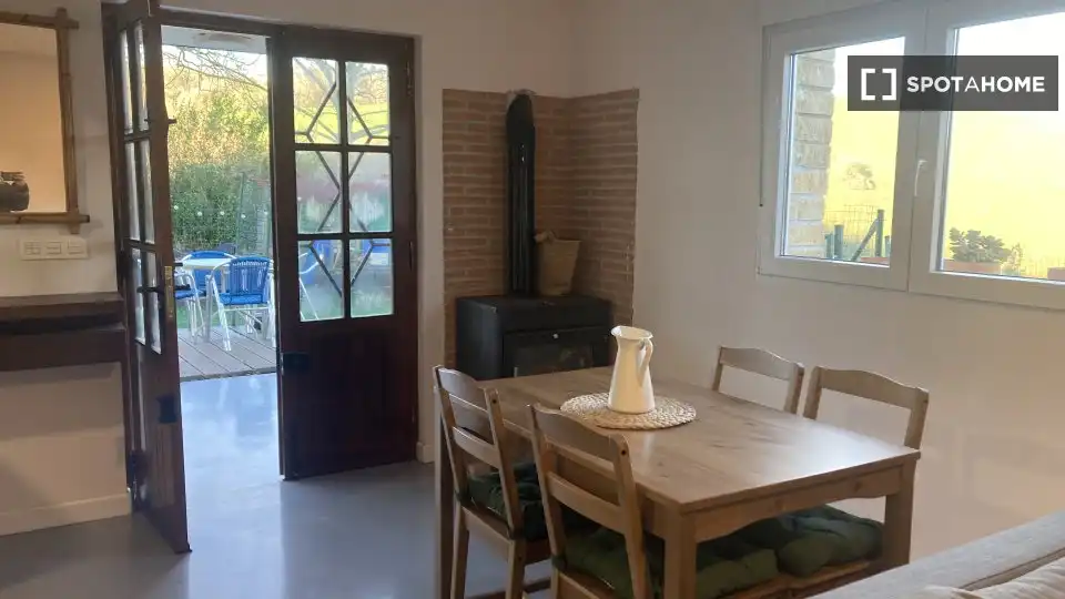 Menjador de Estudi per a compartir en Aia amb Aire condicionat, Terrassa i Moblat