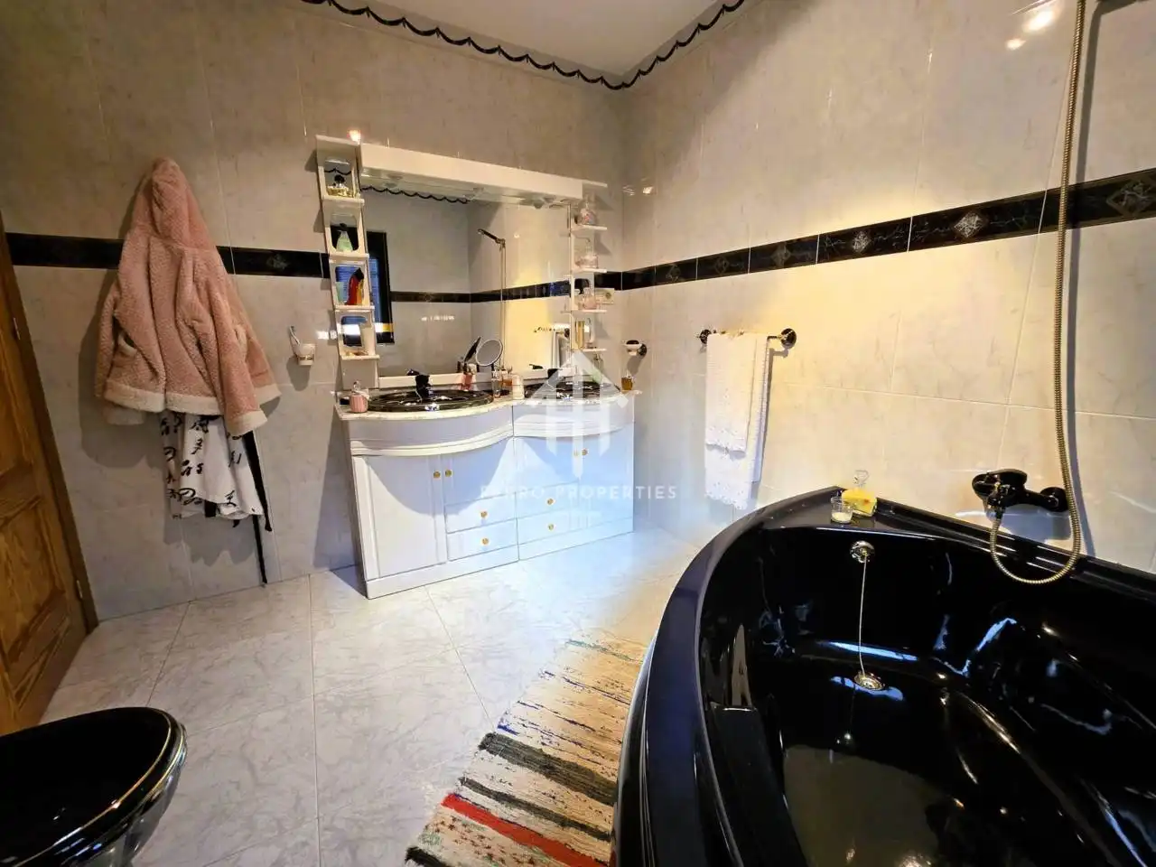 Bany de Casa o xalet en venda en Loja amb Jardí privat, Terrassa i Piscina