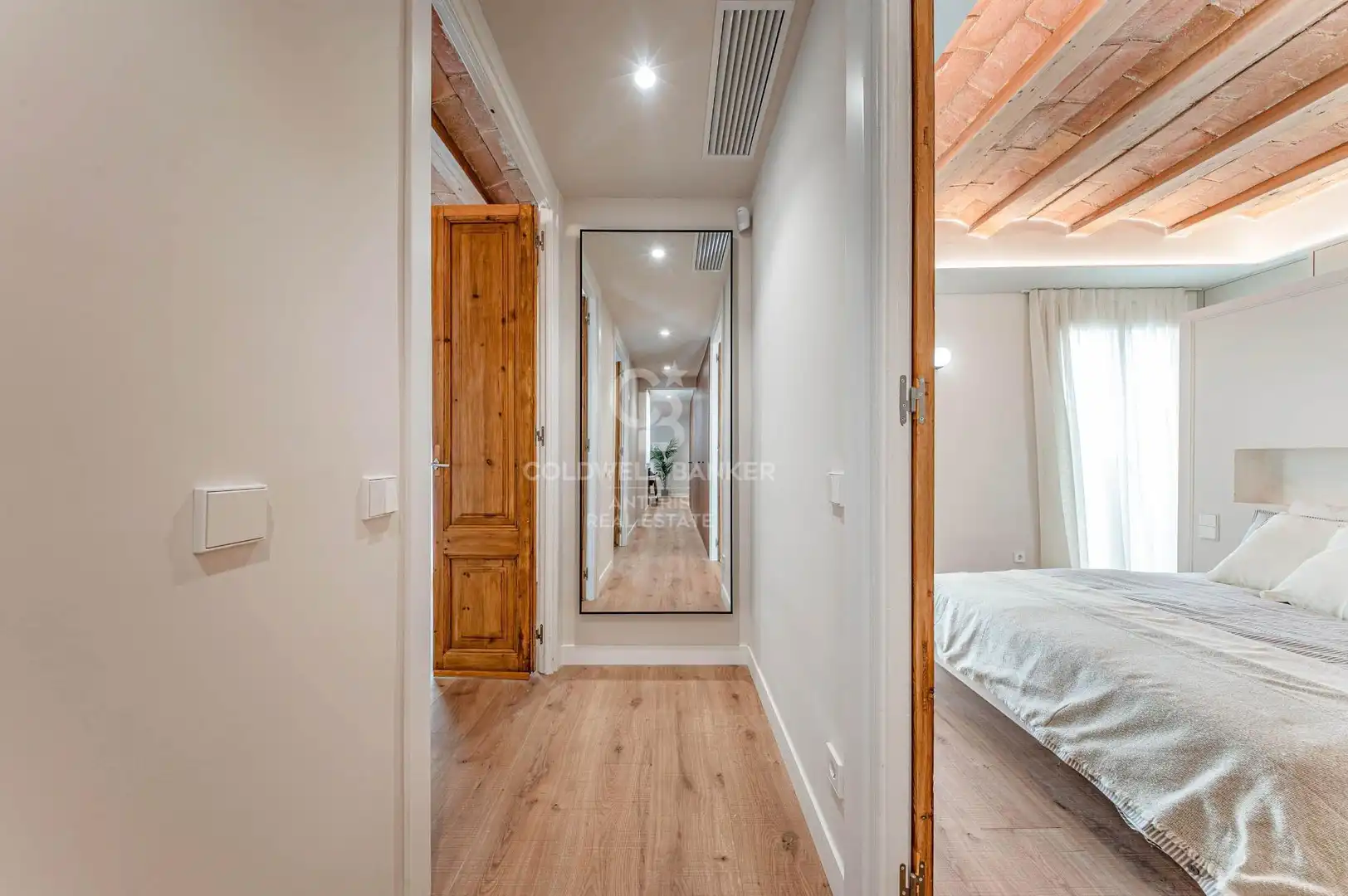 Wohnung zum Verkauf in Barcelona mit Klimaanlage, Parkett und Terrasse