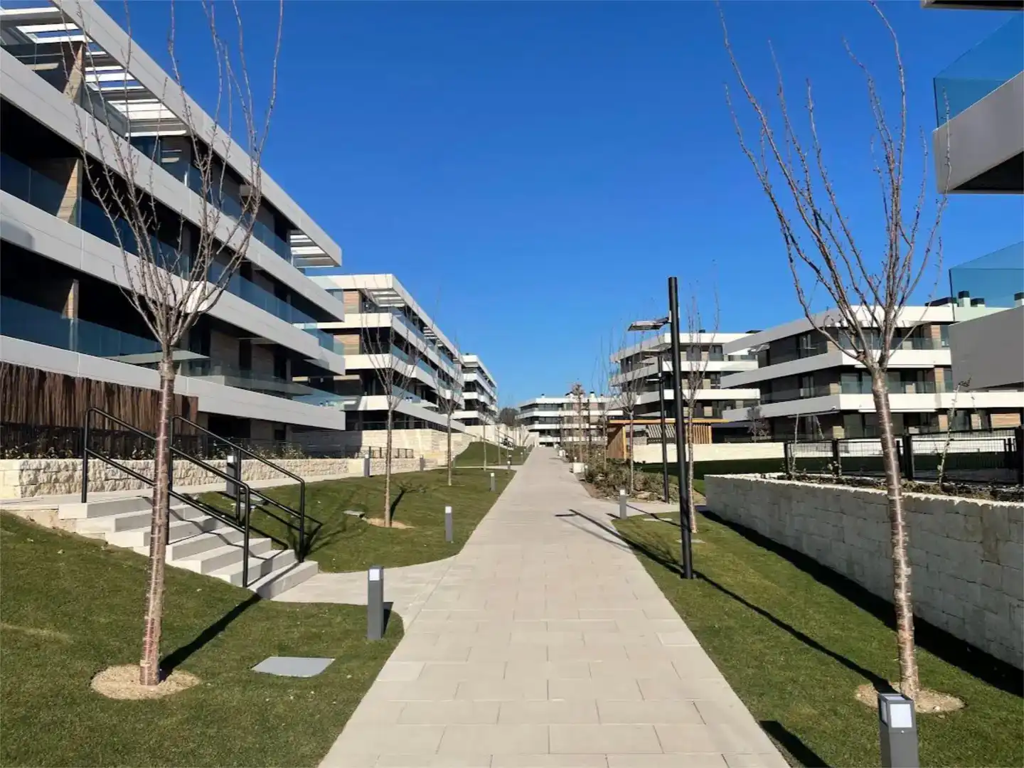 Vista exterior de Pis en venda en La Moraleja amb Aire condicionat i Piscina