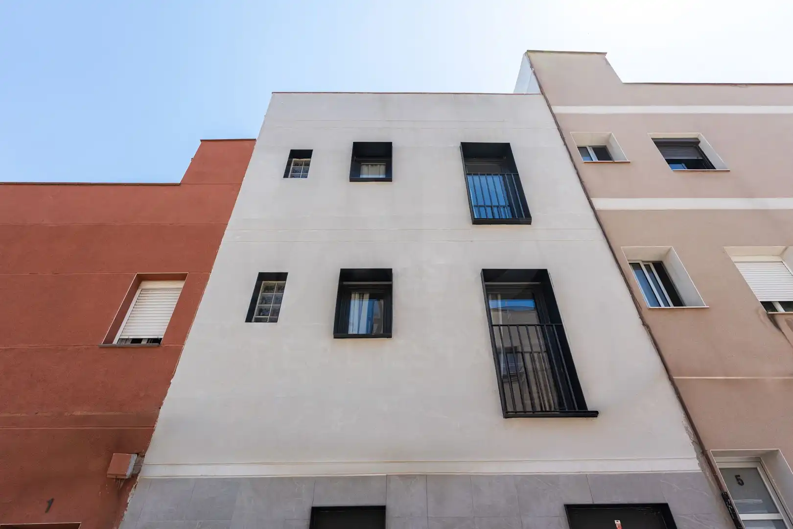 Außenansicht von Einfamilien-Reihenhaus zum Verkauf in Badalona mit Klimaanlage, Heizung und Terrasse