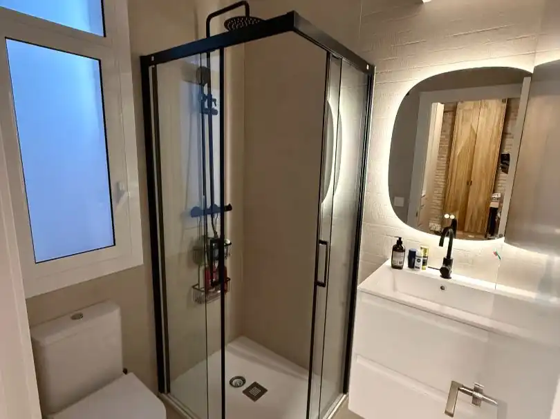 Badezimmer von Wohnung zur Miete in Barcelona mit Klimaanlage, Parkett und Möbliert