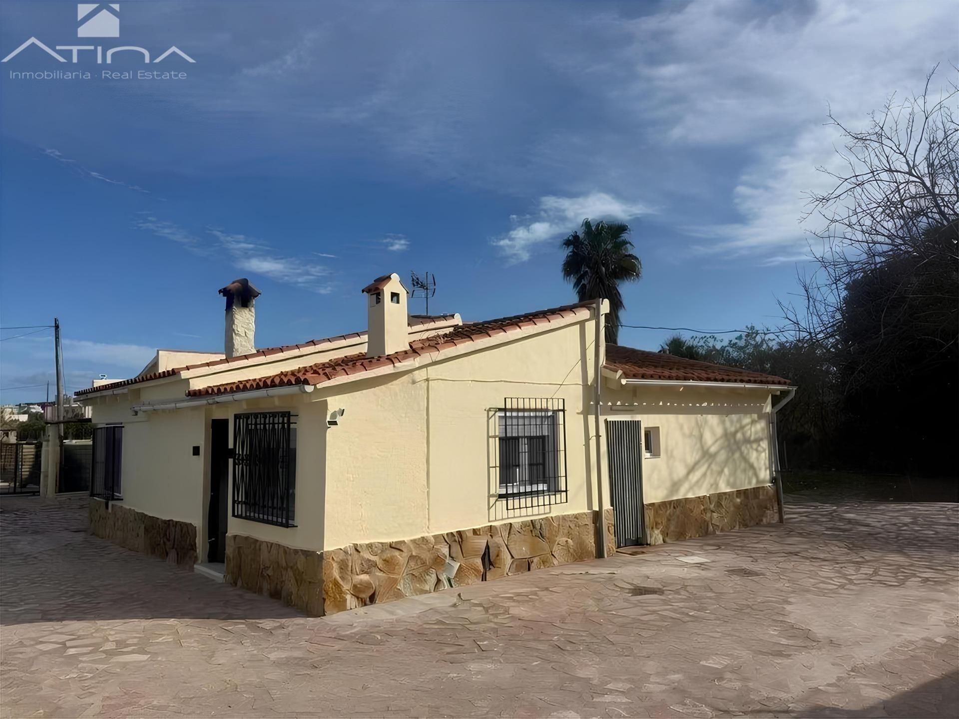 Vista exterior de Casa o xalet en venda en Gandia amb Jardí privat, Terrassa i Piscina