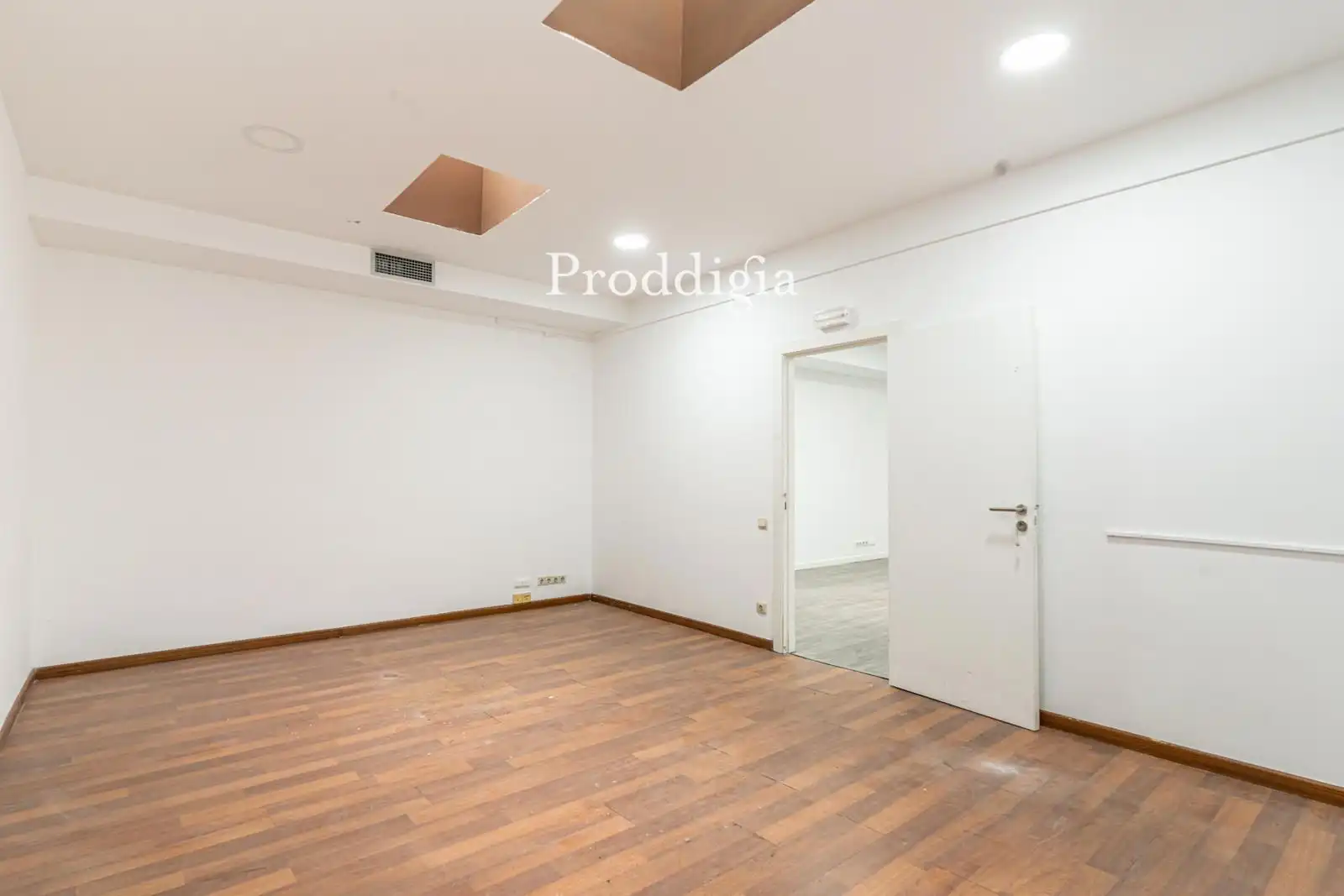 Office for sale in Barcelona  with Air Conditioner