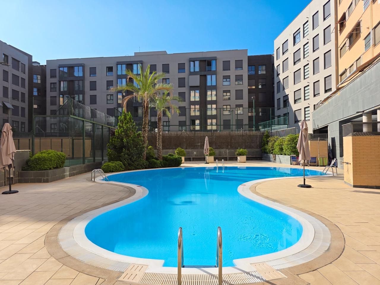 Piscina de Pis en venda en  Madrid Capital amb Aire condicionat, Calefacció i Jardí privat