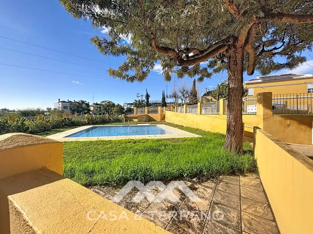 Piscina de Casa adosada en venda en Vélez-Málaga amb Aire condicionat, Piscina i Microones