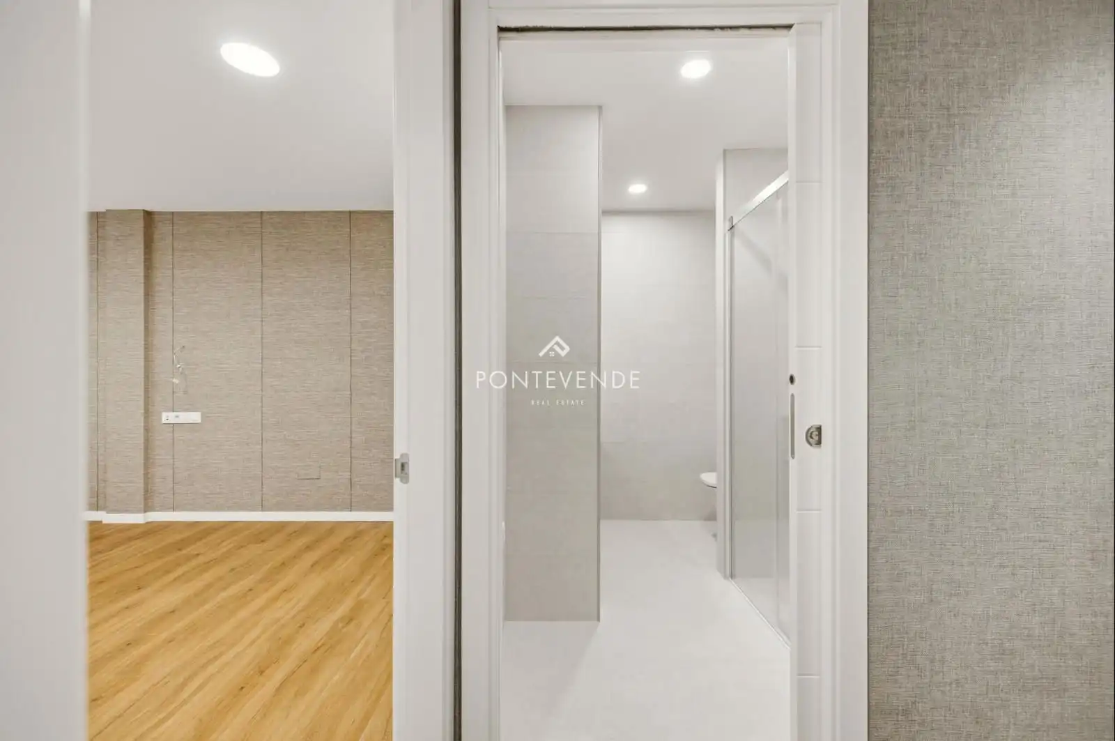 Bathroom of Flat for sale in Pontevedra Capital   with Heating and Storage room