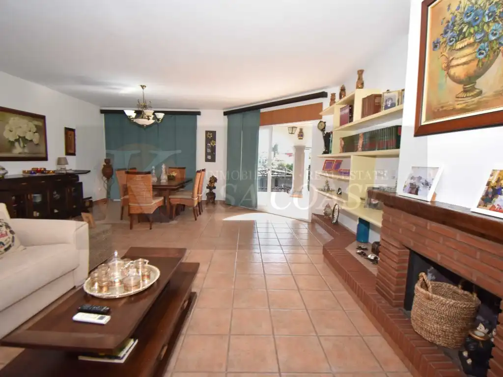 Sala d'estar de Casa o xalet en venda en Mijas amb Aire condicionat, Jardí privat i Terrassa