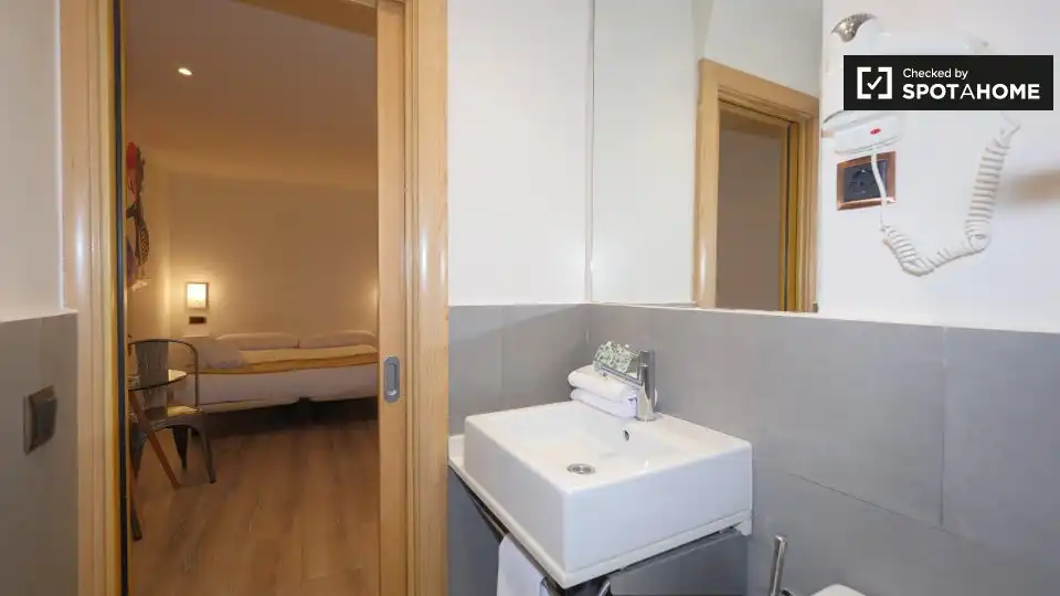 Bathroom of Flat for rent in Barcelona  with Air Conditioner, Heating and Furnished