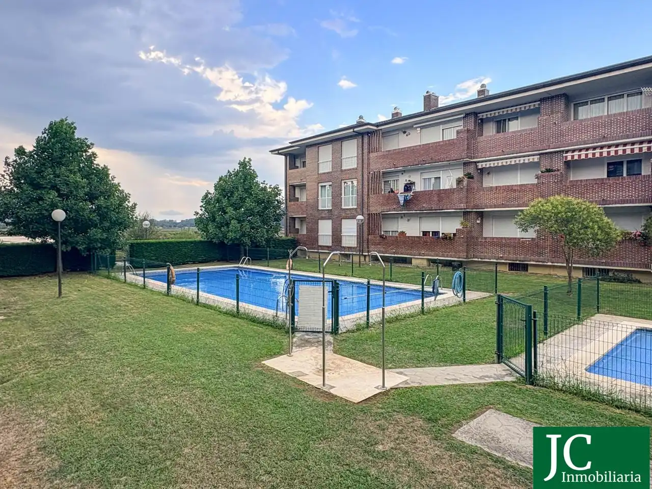 Piscina de Apartament en venda en Bárcena de Cicero amb Calefacció, Parquet i Terrassa