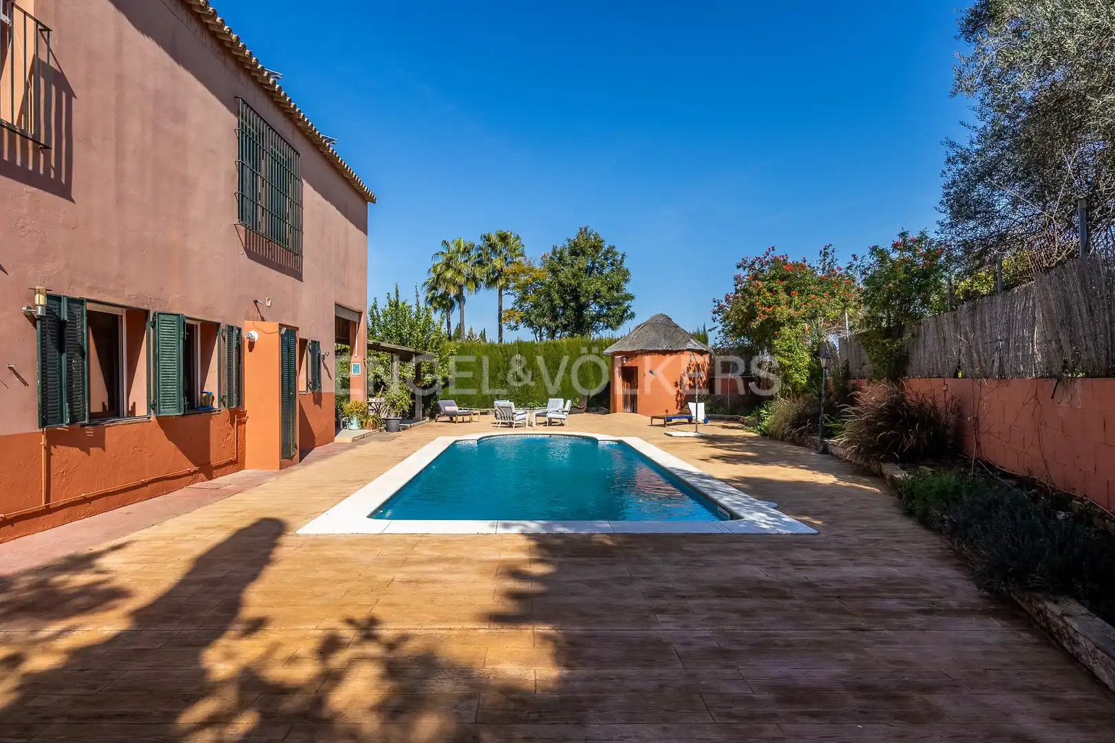 Vista exterior de Casa o xalet en venda en Espartinas amb Aire condicionat, Calefacció i Jardí privat