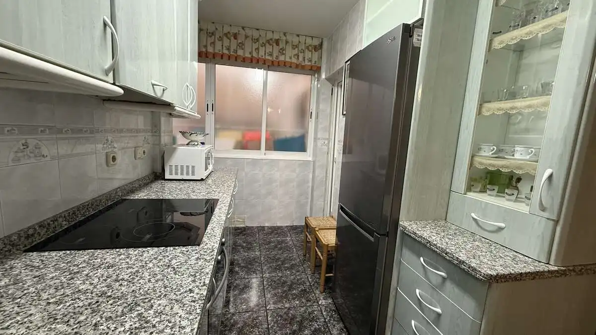 Cuina de Pis de lloguer en Granada amb Calefacció, Moblat i Microones