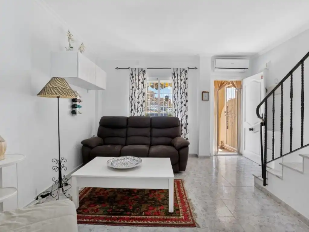 Wohnzimmer von Einfamilien-Reihenhaus zum Verkauf in Torrevieja mit Klimaanlage, Privatgarten und Schwimmbad