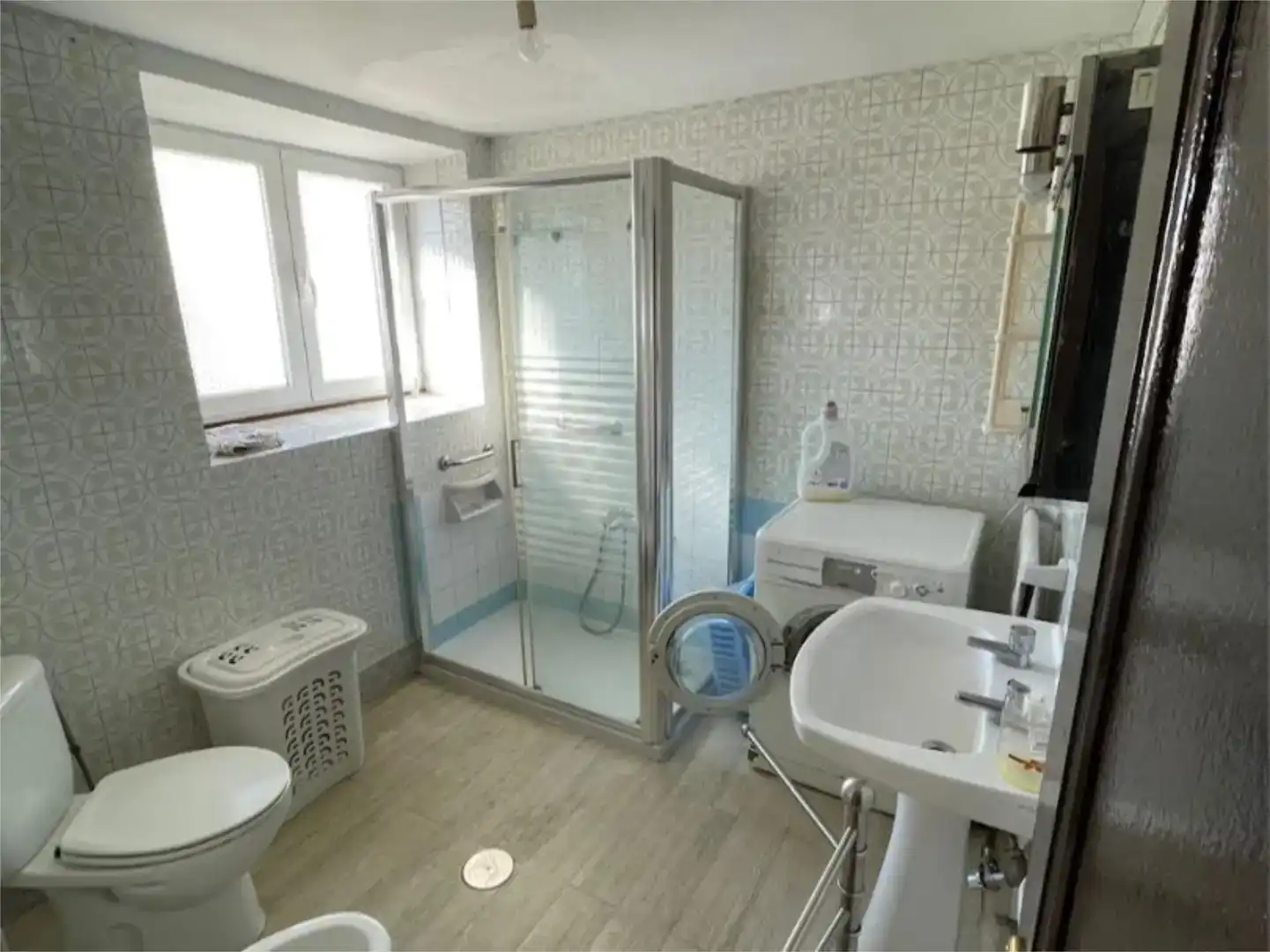 Bathroom of Flat for sale in Gradefes  with Parquet flooring and Furnished