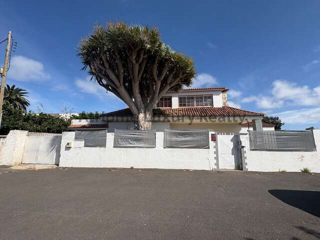 Vista exterior de Casa o xalet en venda en Tacoronte amb Jardí privat, Terrassa i Piscina