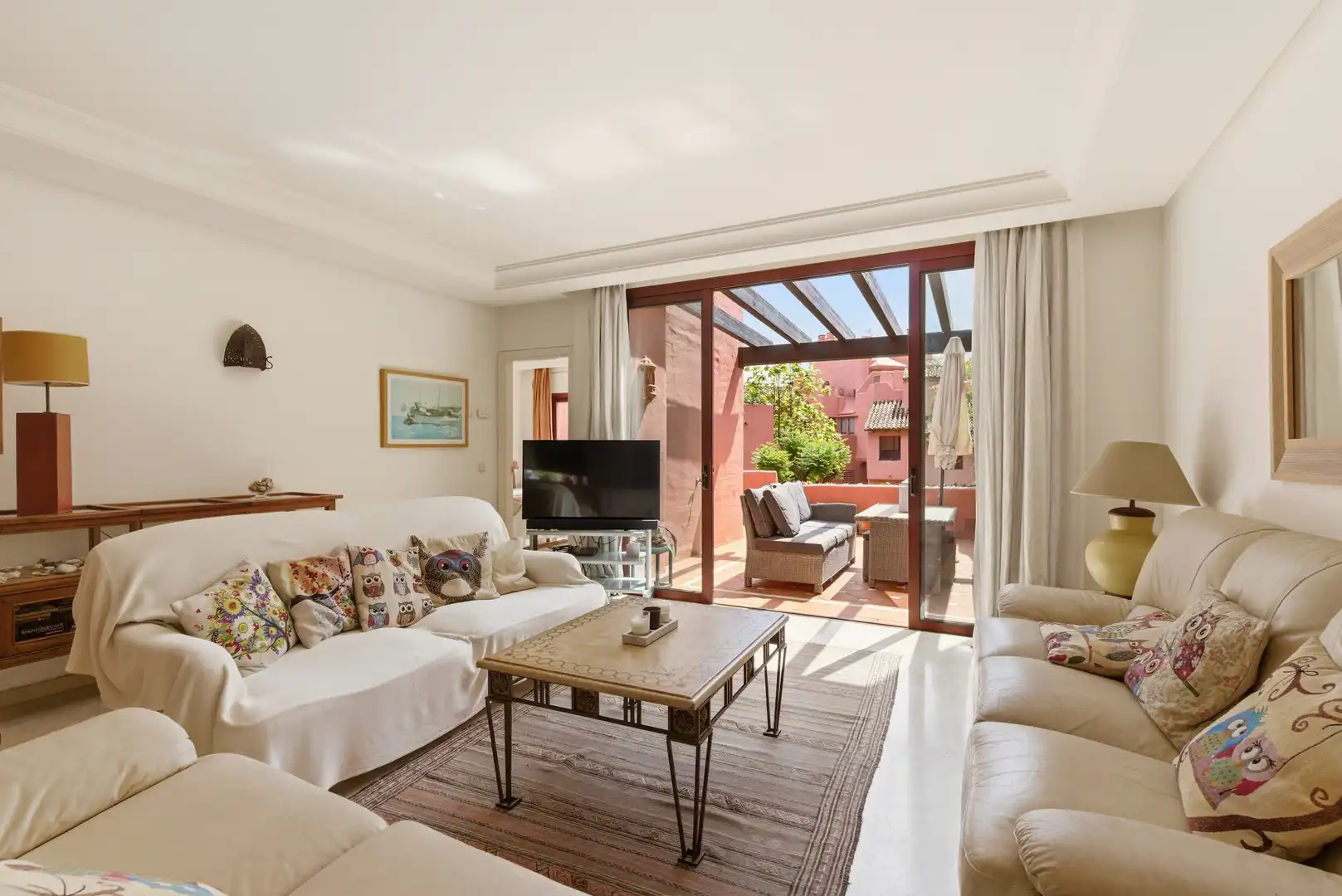 Sala de estar de Ático en venta en Estepona con Aire acondicionado, Terraza y Piscina